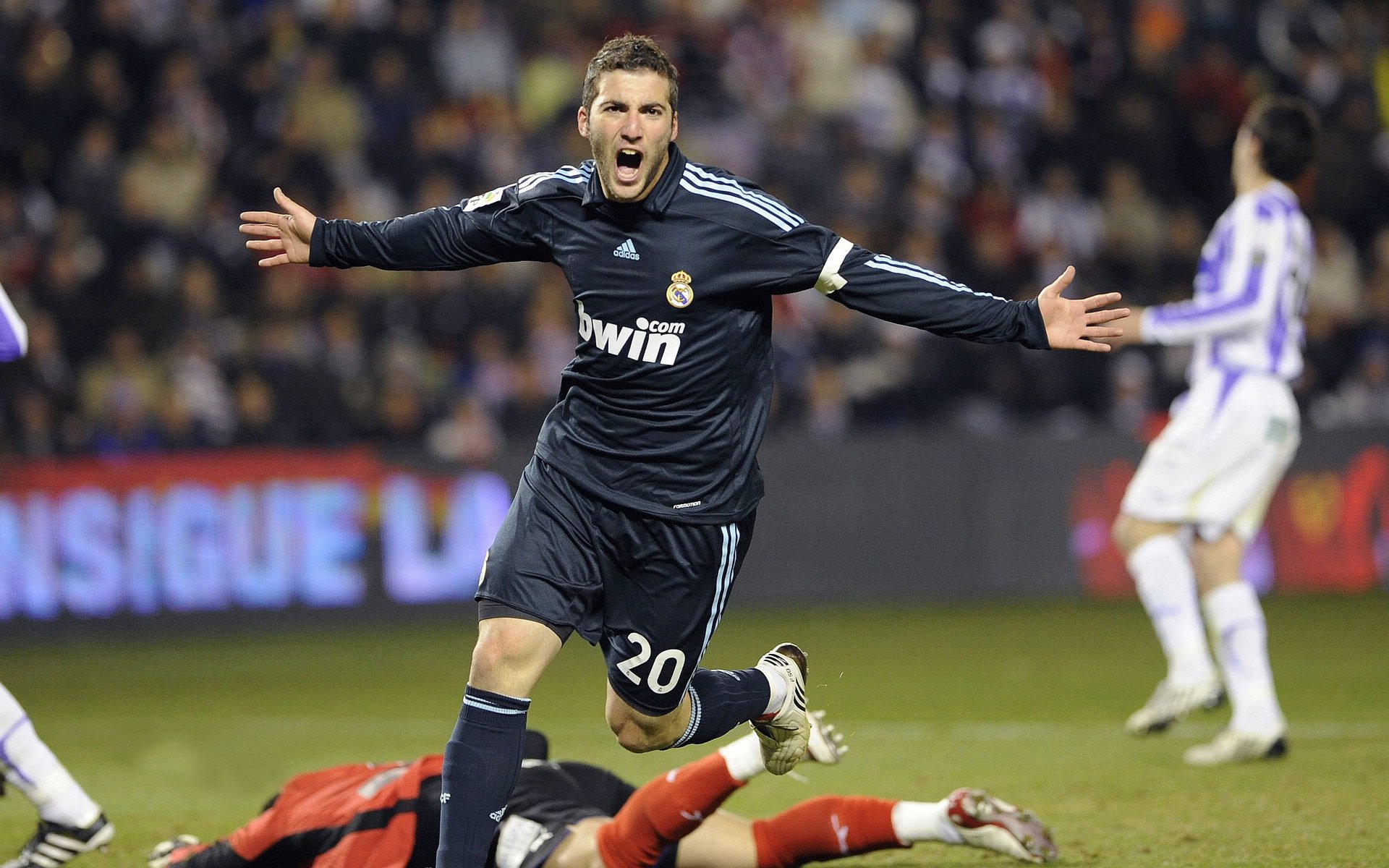 开云体育官网app-福特：凭借冷静的场上处理球，成为全黑队的节奏控制者，福特qos